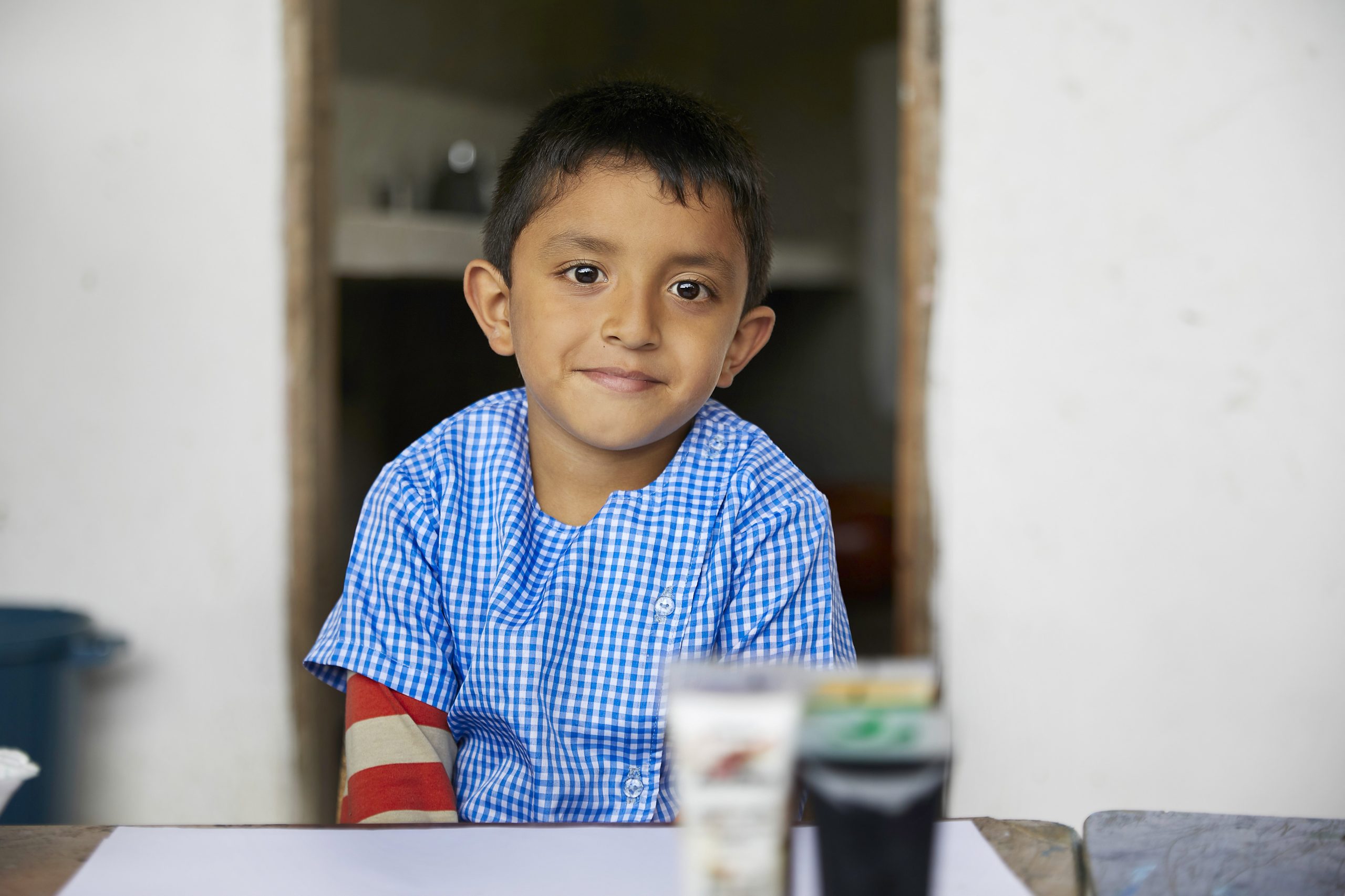 Retrato de niño estudiante de la escuela Santa Isabel en la comunidad de Pacto Loma.