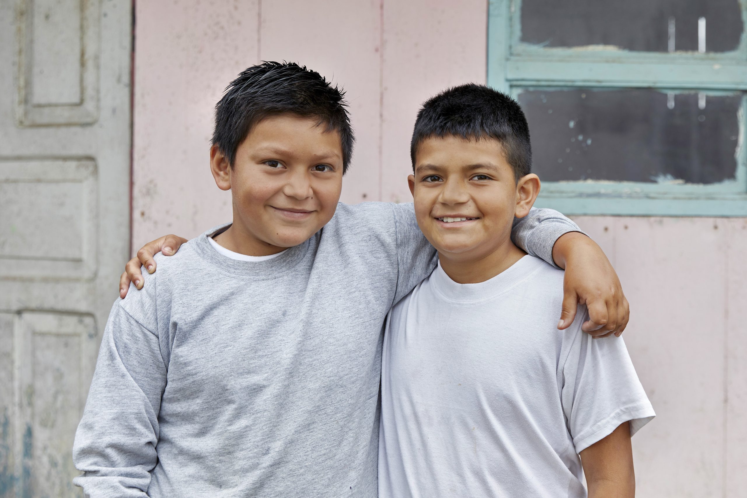 Retratos de niños y niñas estudiantes de la escuela Santa Isabel en la comunidad de Pacto Loma.