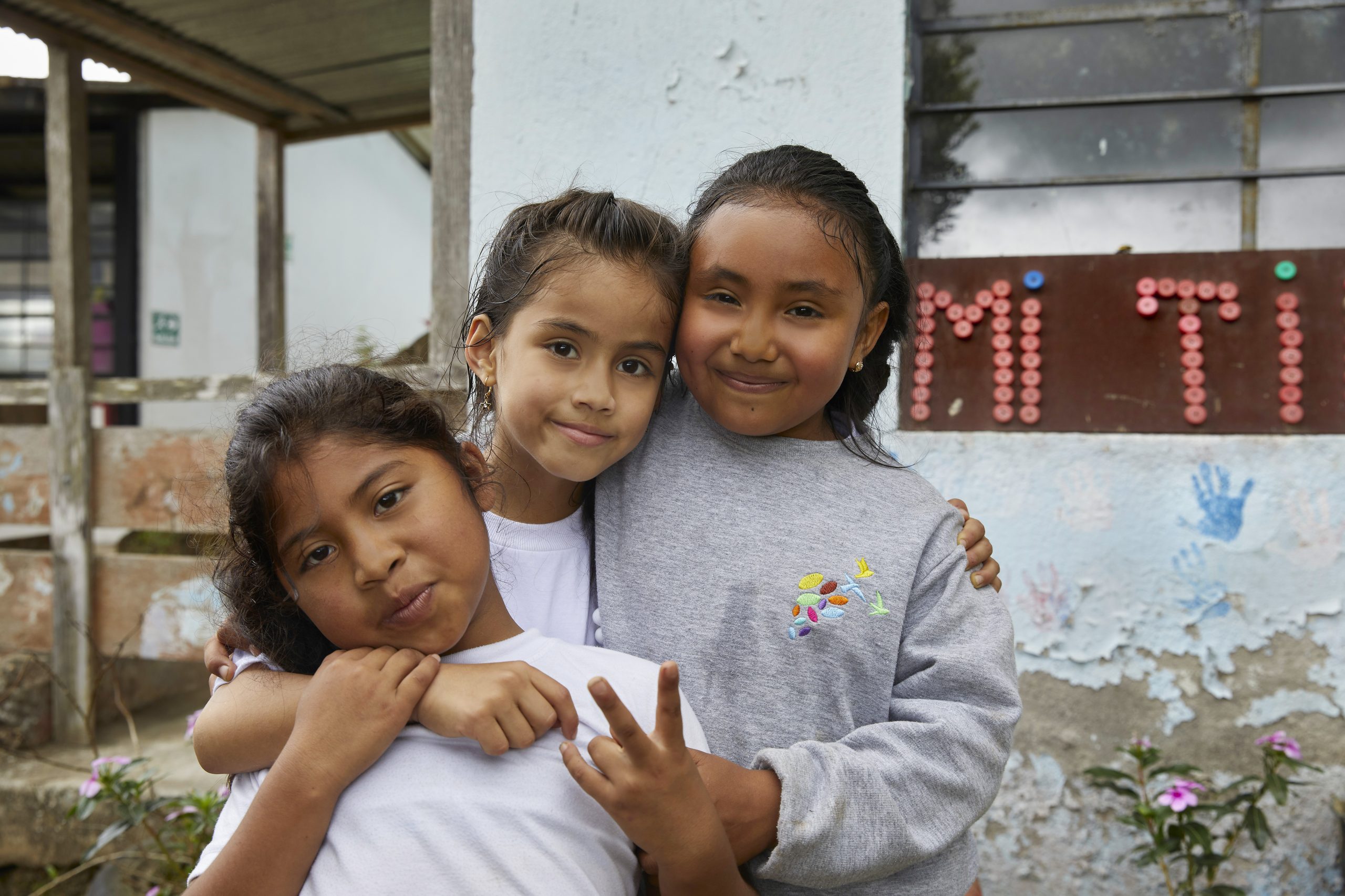Retratos de niños y niñas estudiantes de la escuela Santa Isabel en la comunidad de Pacto Loma.